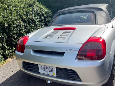 Used 2000 Toyota MR2 image 2