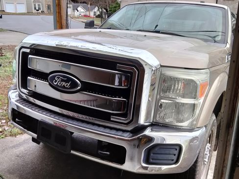 Used 2011 Ford F250 XLT image 2