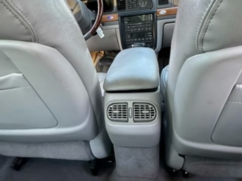 Used 2001 Lincoln Continental image 8