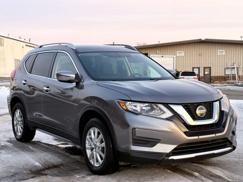 Used 2018 Nissan Rogue SV image 2