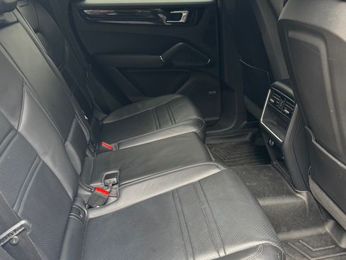 Used 2021 Porsche Cayenne Coupe image 10