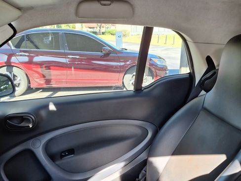 Used 2016 smart fortwo passion image 25