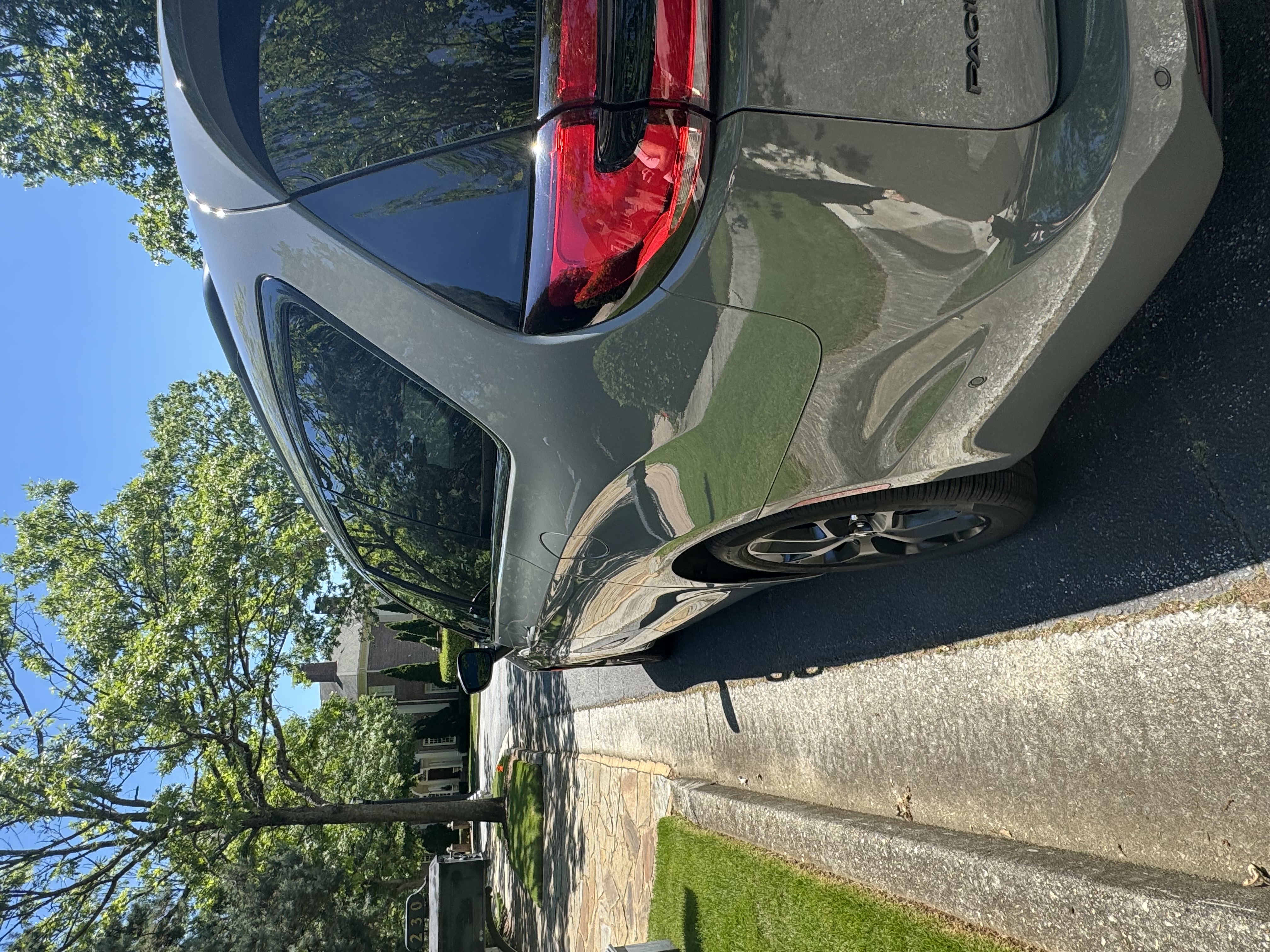 Used 2023 Chrysler Pacifica Touring-L w/ S Appearance Package FWD image 9