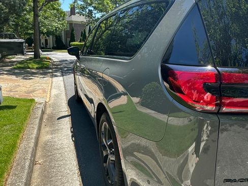 Used 2023 Chrysler Pacifica Touring-L w/ S Appearance Package image 9