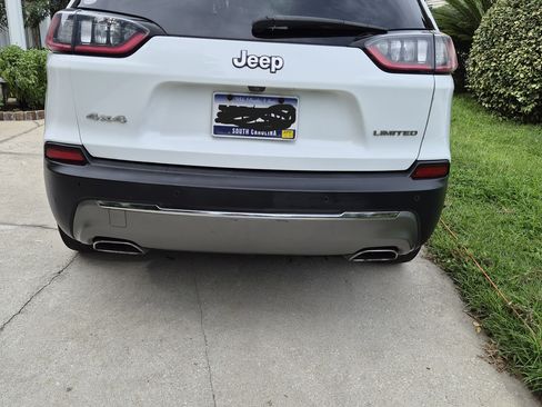 Used 2019 Jeep Cherokee Limited w/ Luxury Group AWD/4WD image 4