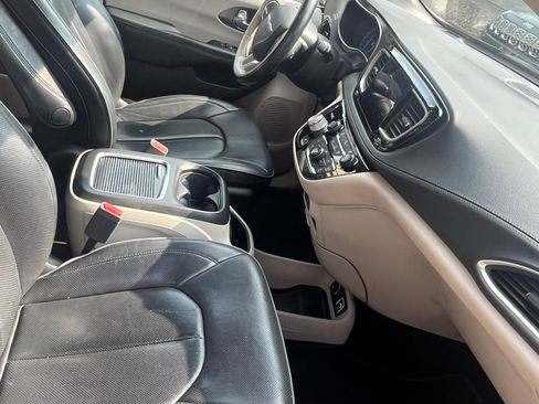Used 2019 Chrysler Pacifica Limited FWD image 11