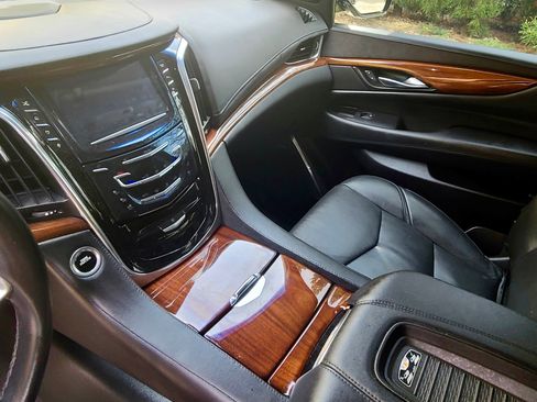 Used 2016 Cadillac Escalade ESV Premium image 8