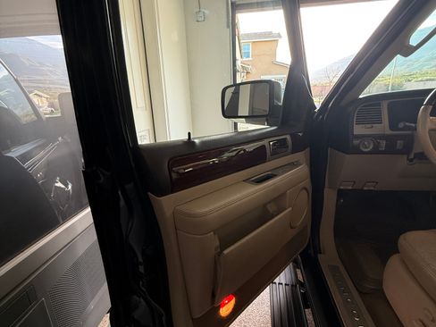 Used 2003 Lincoln Navigator Sport Utility 4D image 8