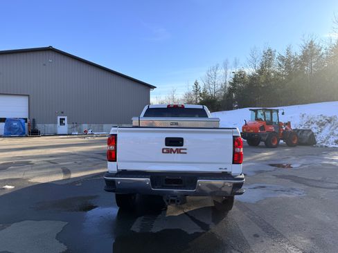 Used 2019 GMC Sierra 2500 SLE image 2