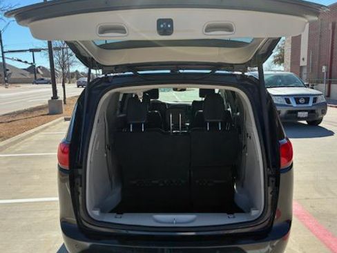 Used 2019 Chrysler Pacifica Limited image 16