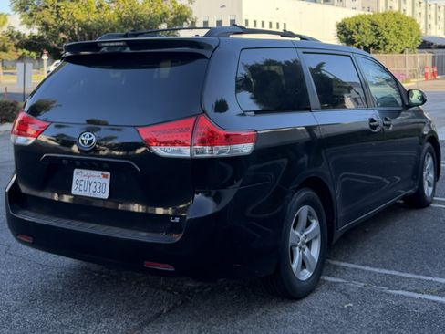 Used 2012 Toyota Sienna LE w/ Towing Pkg FWD image 4
