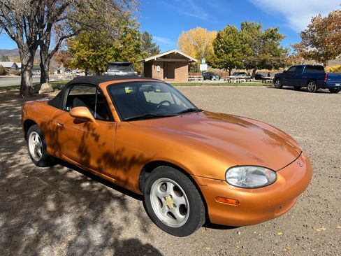 Used 2000 MAZDA MX-5 Miata RWD image 1