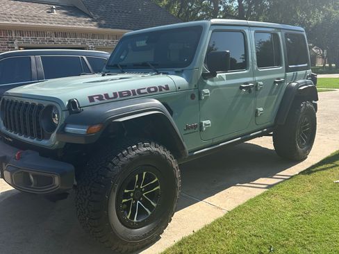 Used 2024 Jeep Wrangler Unlimited Rubicon w/ XTREMEE 35" Tire Package image 2