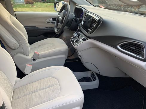 Used 2018 Chrysler Pacifica Touring Plus image 5