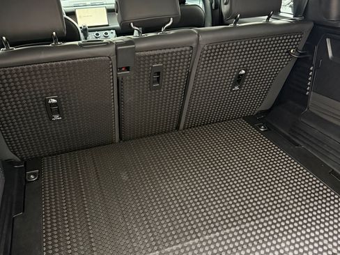 Used 2025 Land Rover Defender 110 X-Dynamic SE image 8