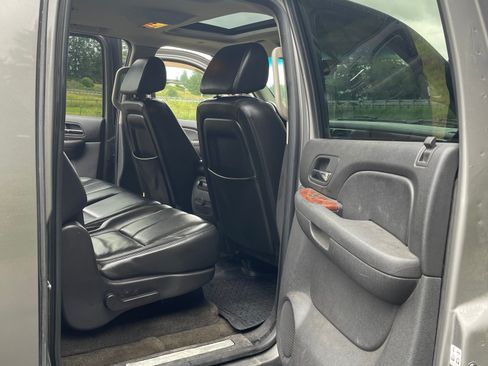 Used 2007 Chevrolet Suburban LT w/ LT Preferred Equipment Group image 5