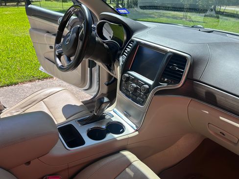 Used 2017 Jeep Grand Cherokee Overland image 11