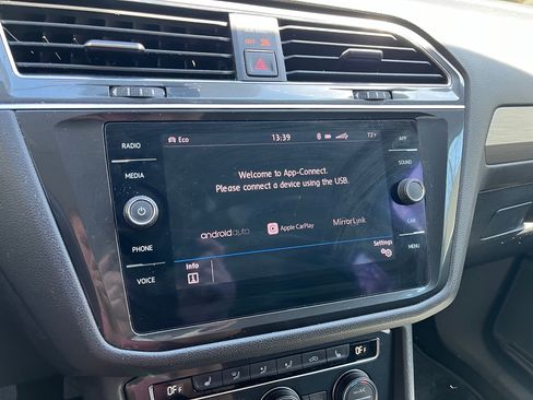 Used 2018 Volkswagen Tiguan SE image 31