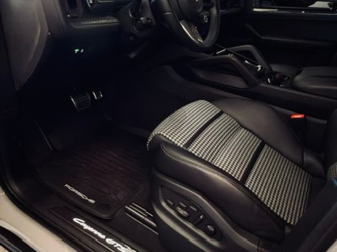 Used 2025 Porsche Cayenne GTS AWD/4WD image 19