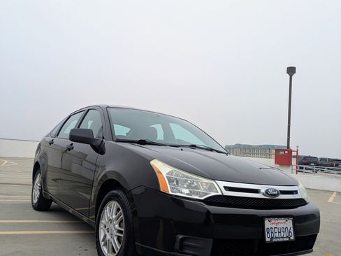 Used 2010 Ford Focus SE image 1