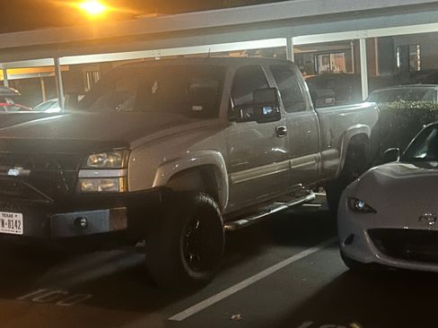 Used 2005 Chevrolet Silverado 2500 LT w/ Heavy-Duty Power Package image 1