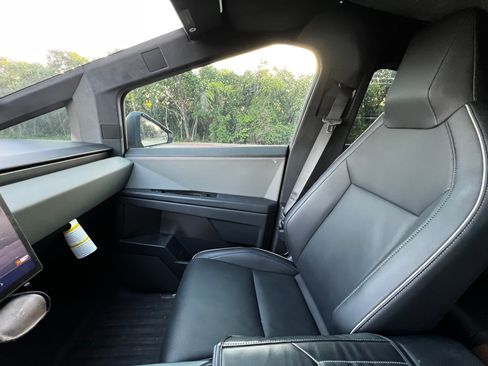 Used 2025 Tesla Cybertruck AWD Crew Cab image 8