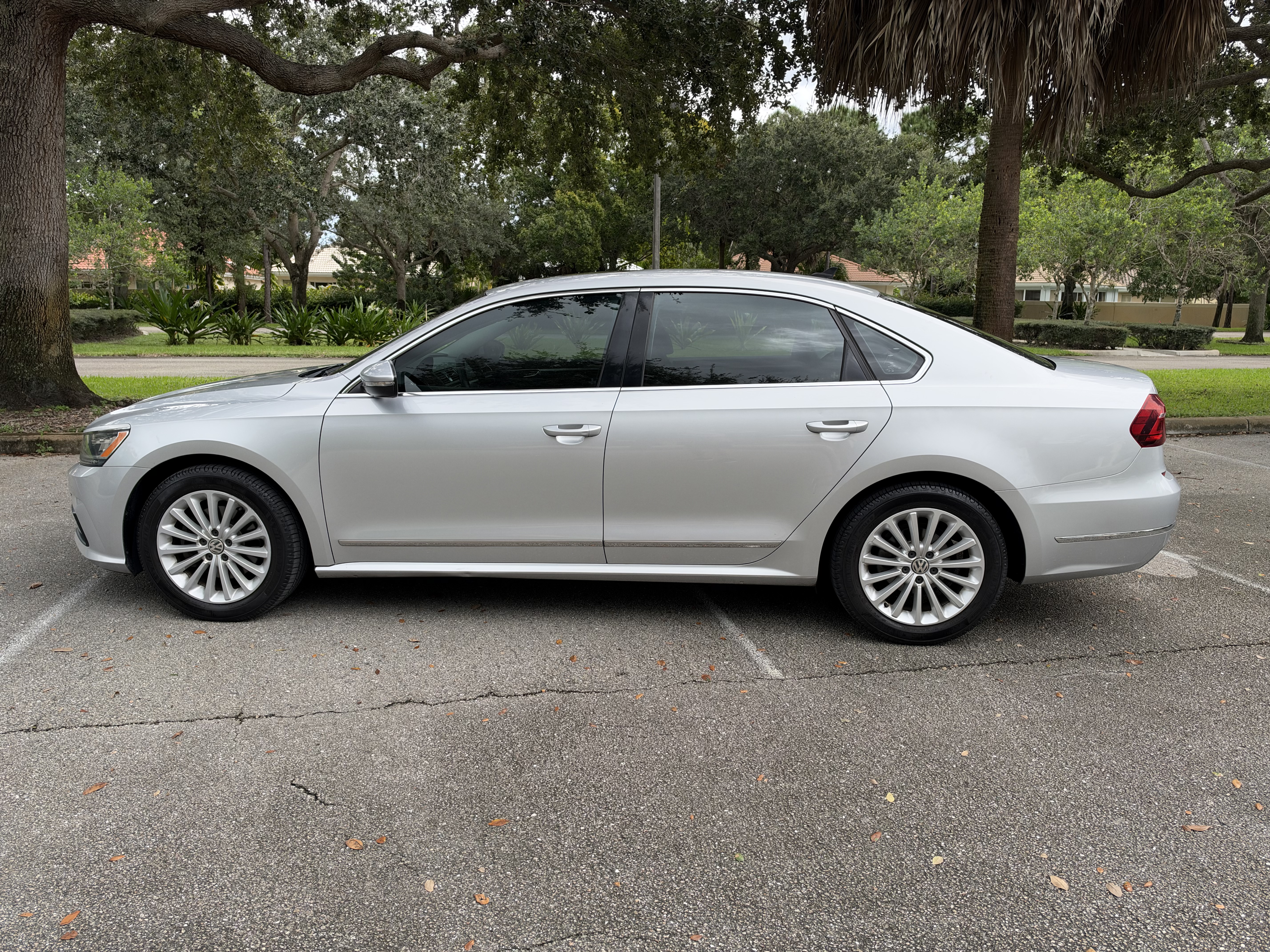 Used 2017 Volkswagen Passat 1.8T SE FWD image 2