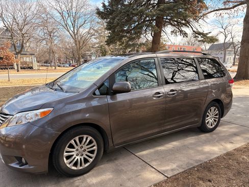 Used 2014 Toyota Sienna XLE image 2