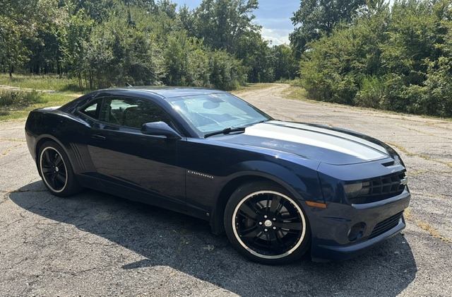Used 2010 Chevrolet Camaro SS RWD image 2