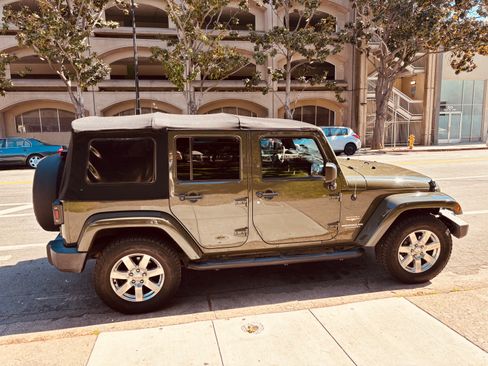 Used 2015 Jeep Wrangler Unlimited Sahara w/ Connectivity Group image 8