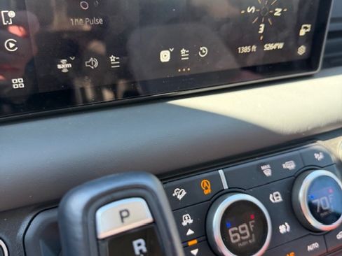 Used 2024 Land Rover Defender 110 X-Dynamic SE image 17