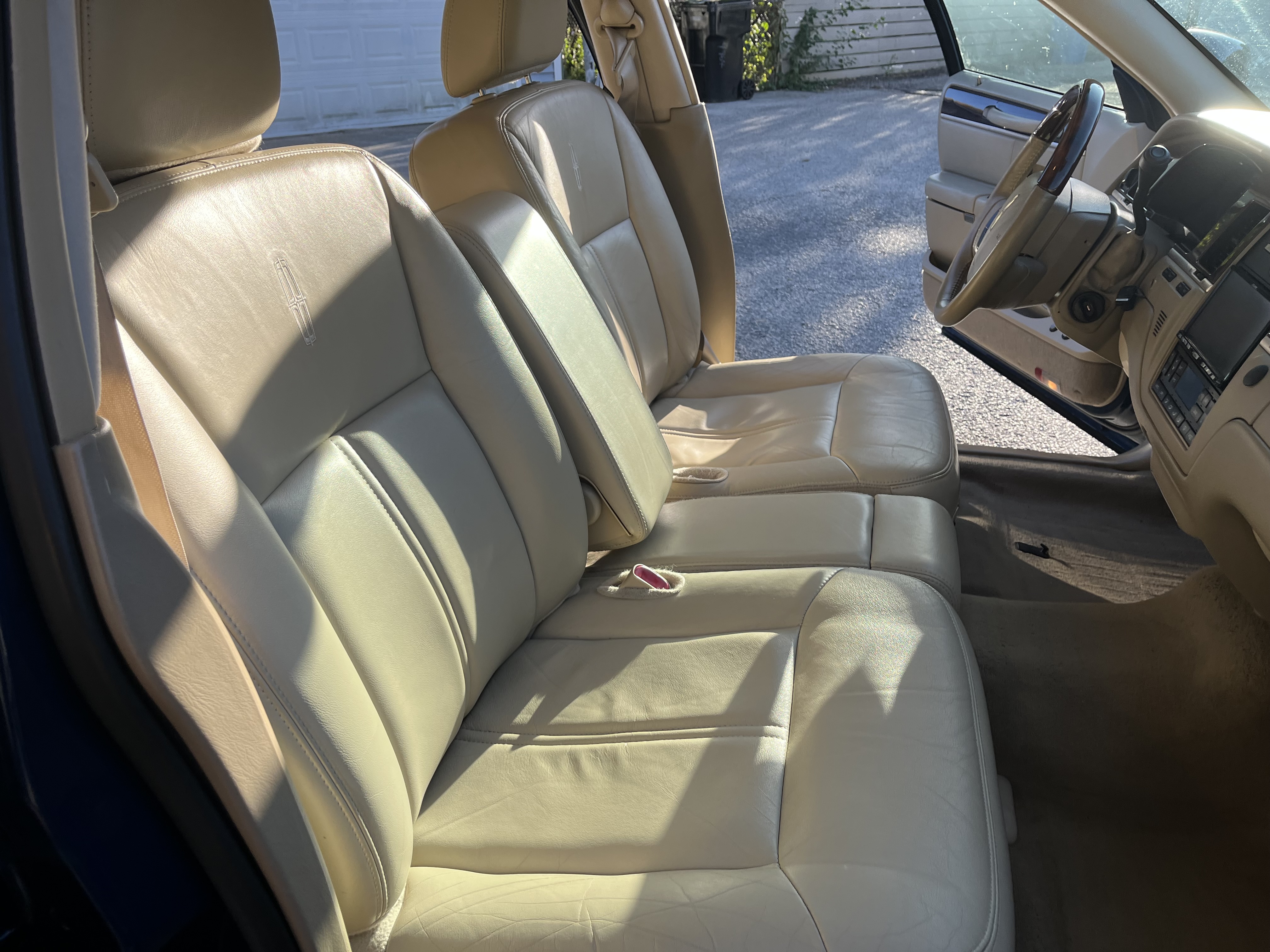 Used 2009 Lincoln Town Car Signature L RWD image 19