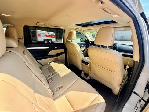 Used 2019 Toyota Highlander XLE image 15