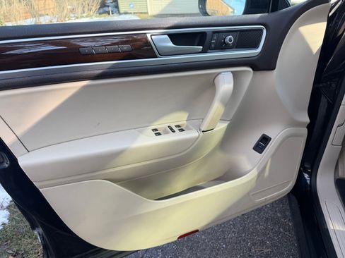 Used 2016 Volkswagen Touareg TDI image 12