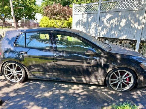 Used 2017 Volkswagen Golf 4-Door AWD/4WD image 1