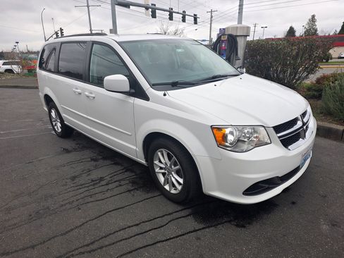 Used 2016 Dodge Grand Caravan SXT w/ Rear Park Assist Package image 2