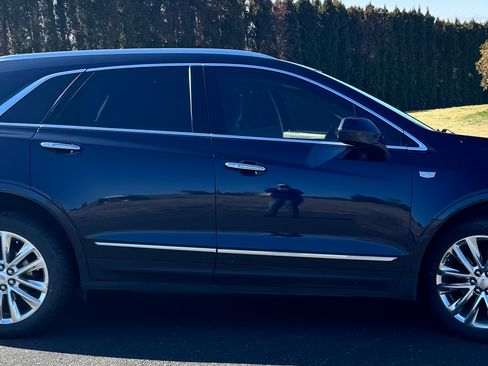 Used 2017 Cadillac XT5 Platinum w/ Driver Assist Package AWD/4WD image 2