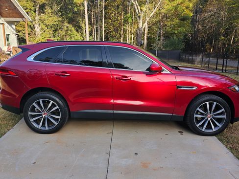 Used 2019 Jaguar F-PACE Prestige image 2