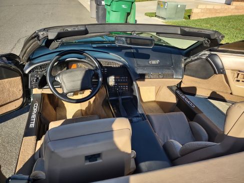 Used 1993 Chevrolet Corvette Convertible 2D image 12