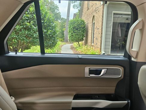 Used 2021 Ford Explorer Limited w/ Equipment Group 301A image 10