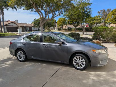 Used 2013 Lexus ES 300h w/ Luxury Pkg