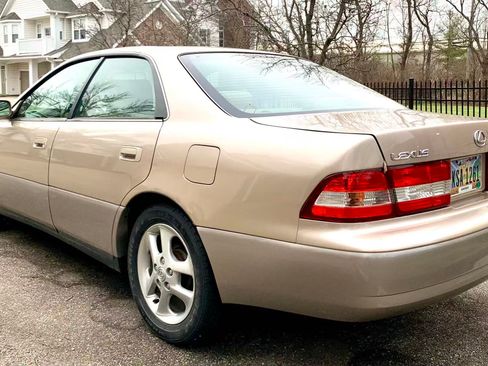 Used 2001 Lexus ES 330 image 1