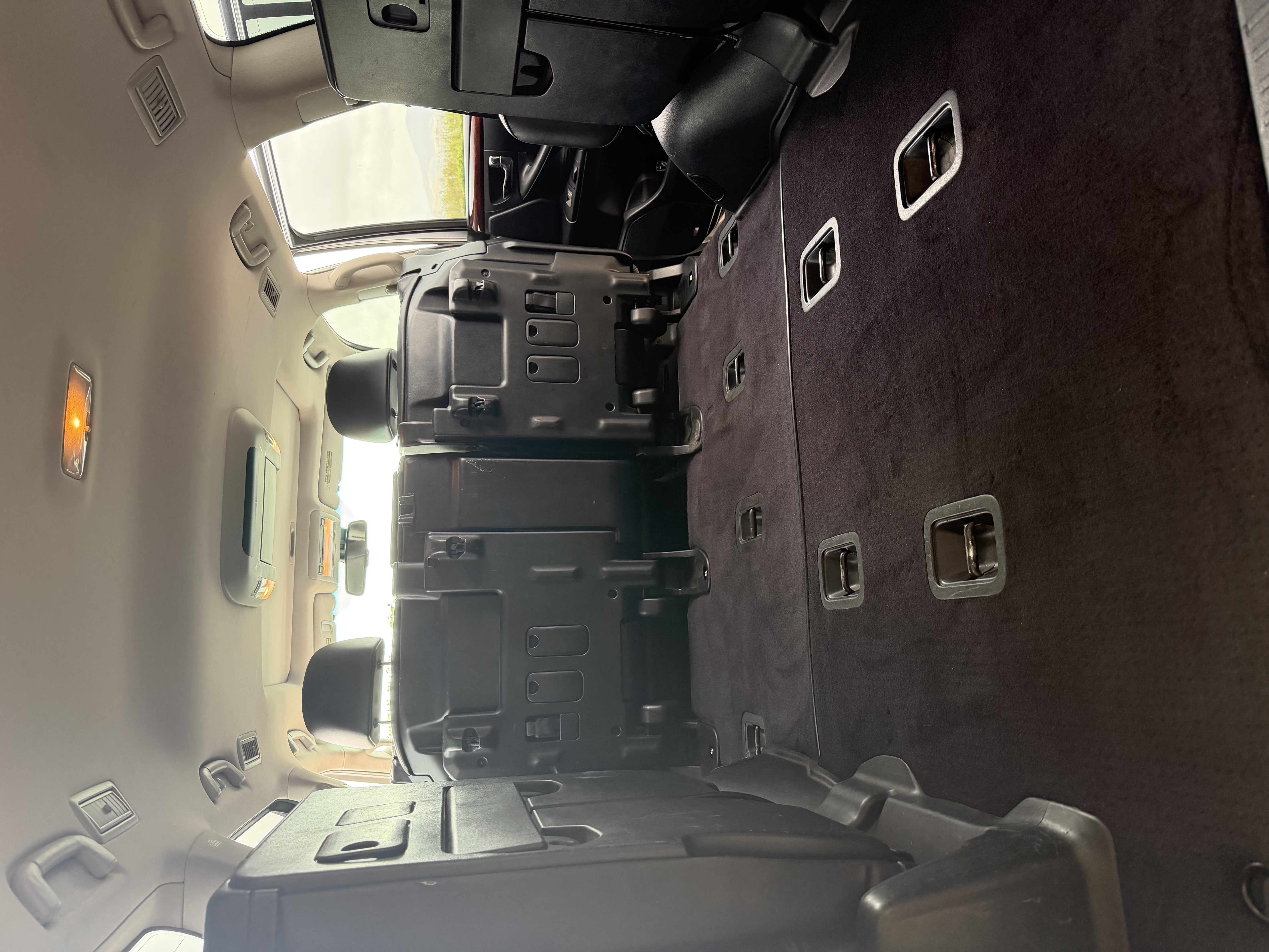 Used 2011 Lexus LX 570 4WD w/ Luxury Pkg image 4