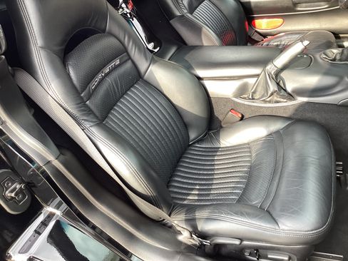 Used 2001 Chevrolet Corvette Convertible w/ Preferred Equipment Group2 RWD image 22