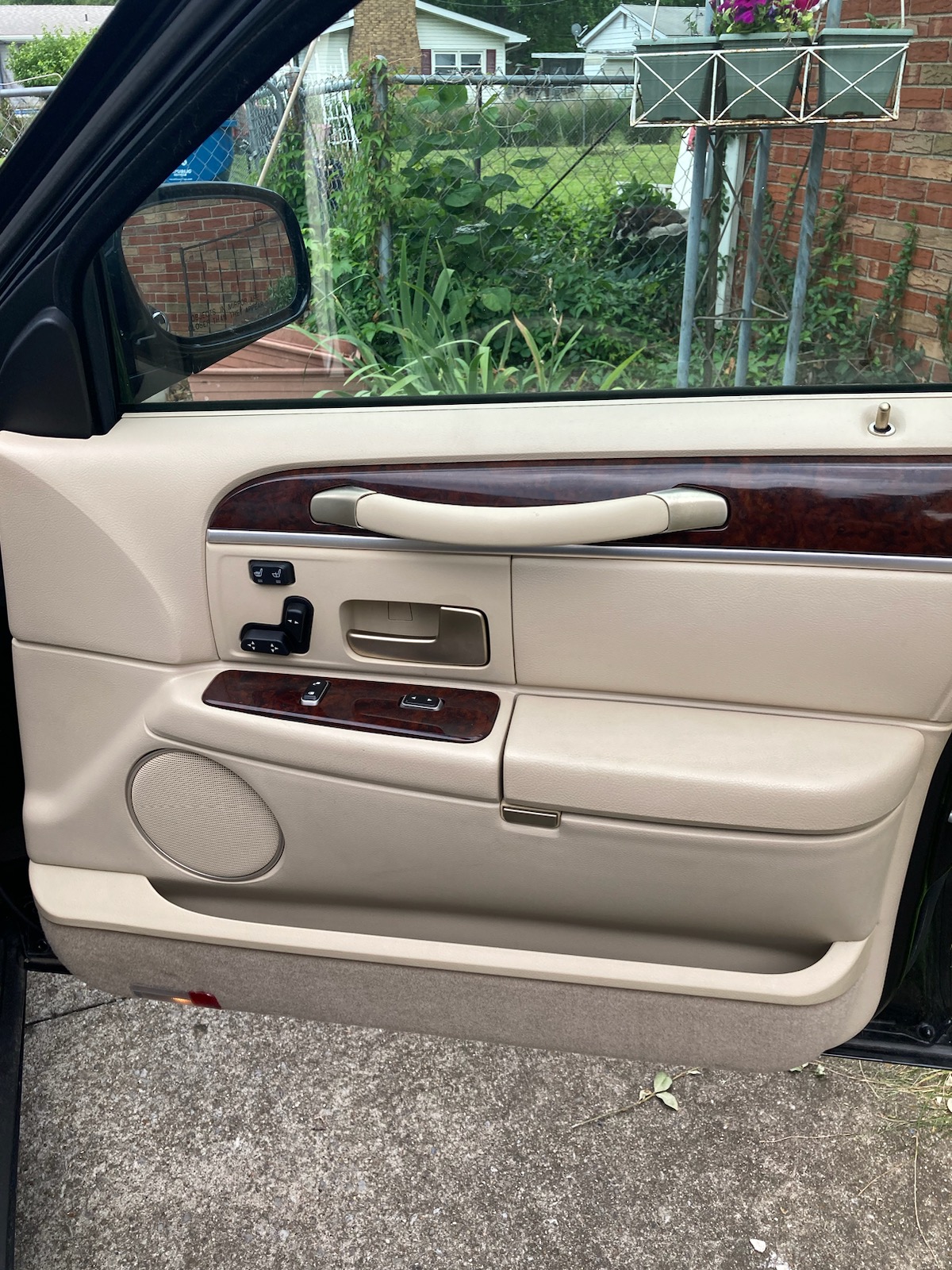 Used 2008 Lincoln Town Car Signature L RWD image 17