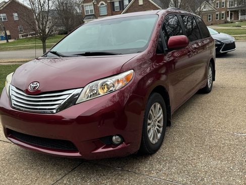 Used 2011 Toyota Sienna XLE image 20