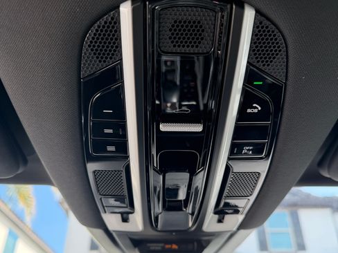 Used 2022 Porsche Cayenne E-Hybrid image 16