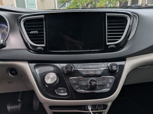 Used 2022 Chrysler Pacifica Touring-L FWD image 26