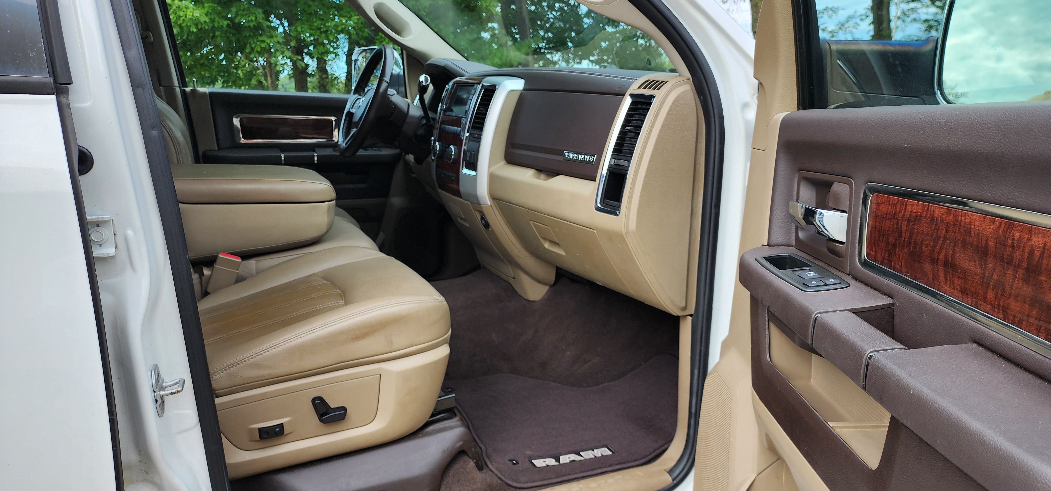 Used 2012 RAM 2500 Laramie w/ Protection Group AWD/4WD image 2