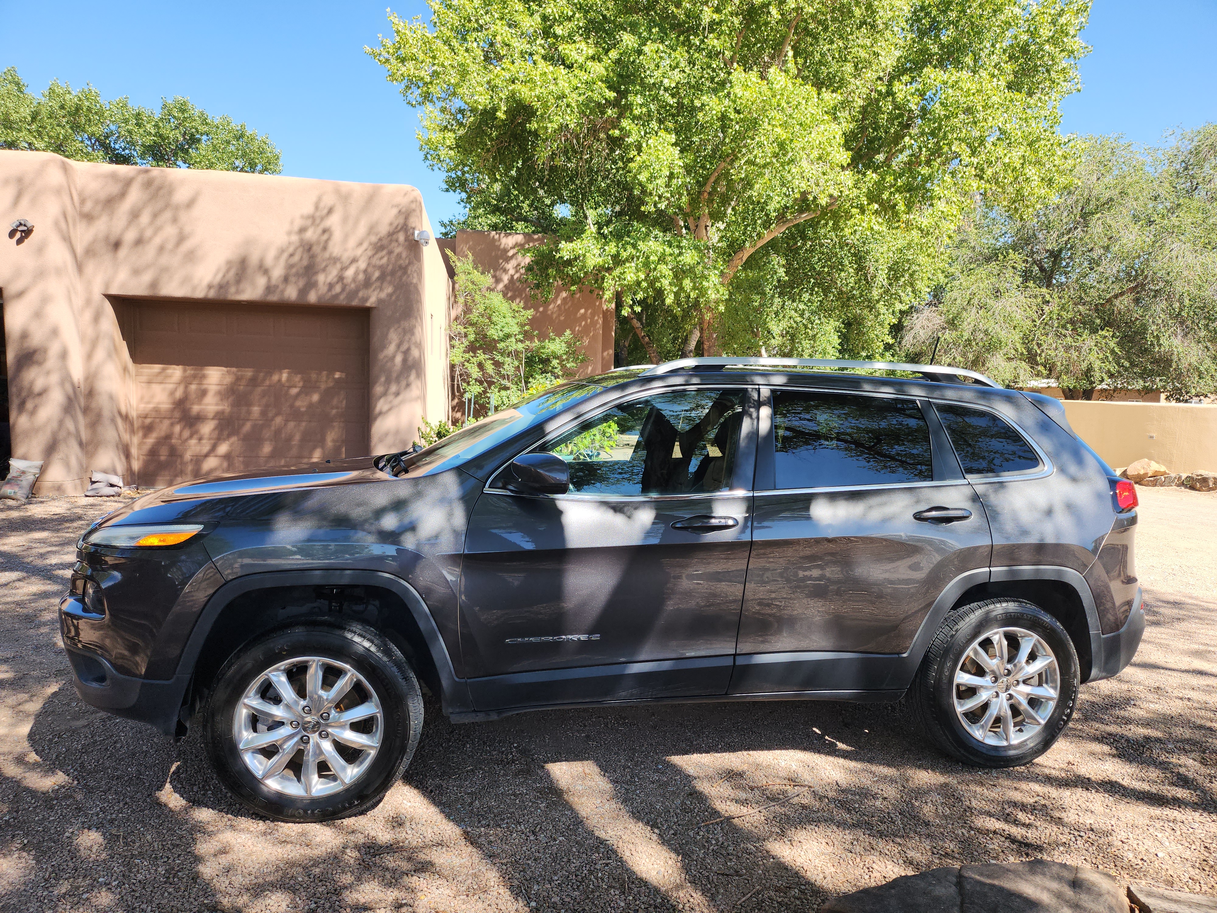 Used 2016 Jeep Cherokee Limited AWD/4WD image 9